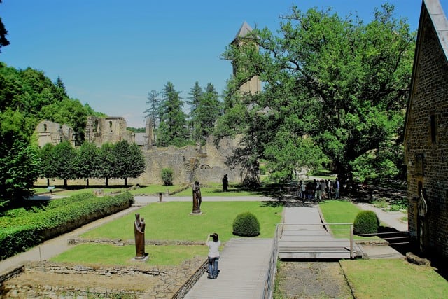 Vallonia in moto: interni dei giardini dell'Abbazia di Orval