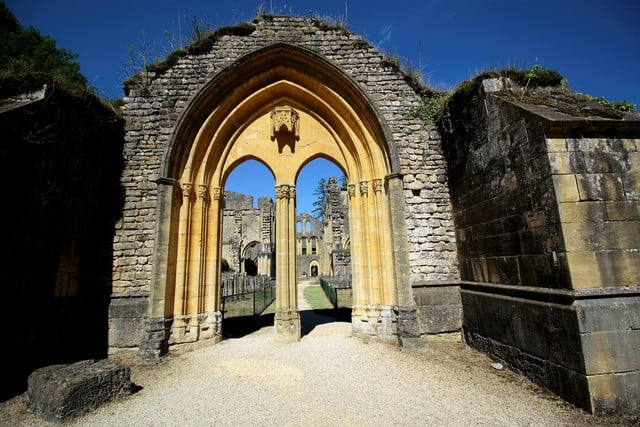 Vallonia in moto: l'antico ingresso della cattedrale dell'abbazia di Orval, distrutta come tanti simboli del potere religioso durante la furia della rivoluzione francese.