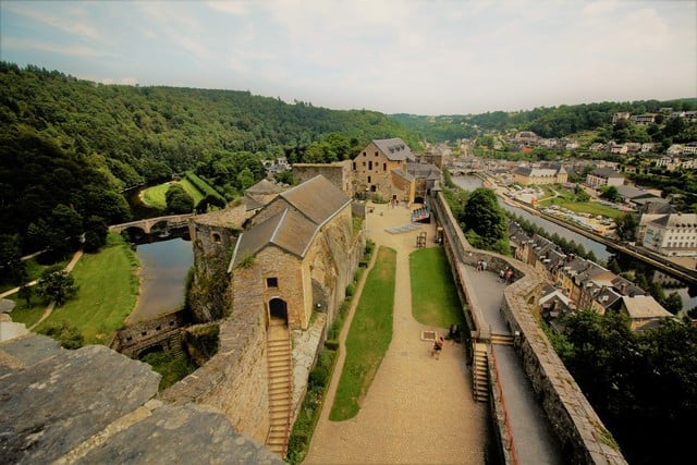 Vallonia in moto: l'ansa della Mosa che ospita la città di Bouillon, perfettamente intuibile da una delle terrazze del castello, eretto sugli speroni rocciosi che la dominano.