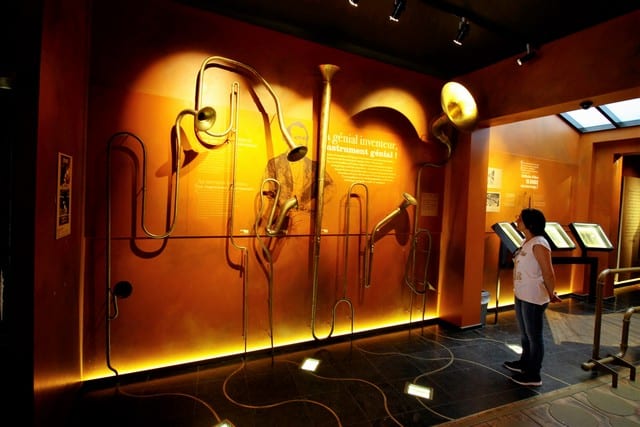 Vallonia in moto: interno del museo dedicato a Rudolphe Sax e alla sua invenzione.