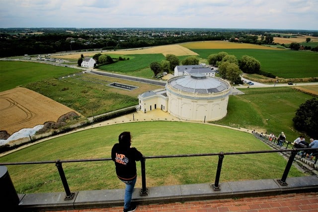 Vallonia in moto: il panorama del campo di battaglia dalla sommità del monumento al Leone d'Orange