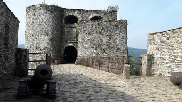 Vallonia in moto: l'ingresso dal ponte levatoio del castello di Bouillon