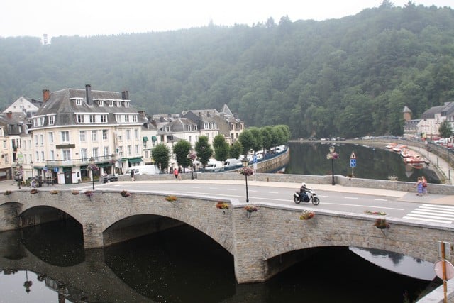 Vallonia in moto: il ponte sulla Mosa di Bouillon