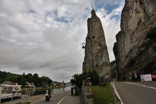 Vallonia in moto: dalla porta di ingresso di Bouillon a quella di Dinant; due speroni rocciosi altissimi fra i quali passa la strada. la natura del territorio ha condizionato tantissimo, ovviamente, le costruzioni e il sistema di costruzione e difensivo delle città vallone.