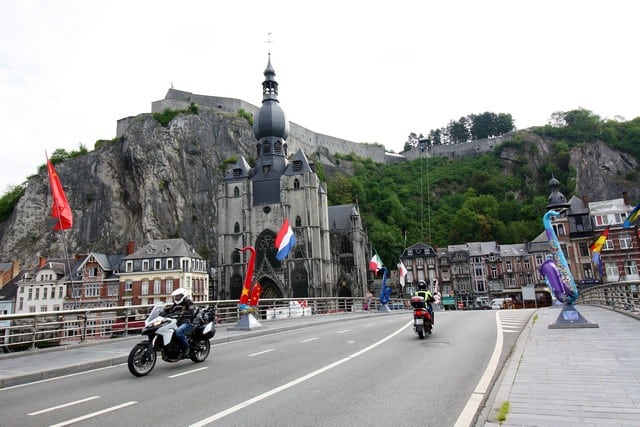 Vallonia in moto: il ponte sulla Mosa di Dinant