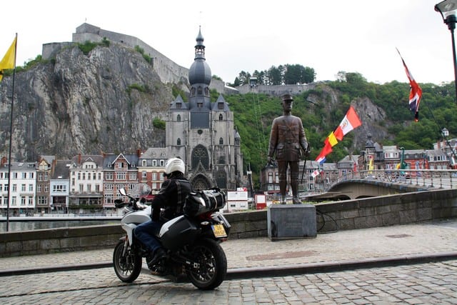 Vallonia in moto: la statua dedicata a De Gaulle, che quì ricevette il "battesimo del fuoco" tentando di difendere la città dall'invasione tedesca. a dire il vero è abbastanza fumettistica e richiama alla mente molto più un personaggio di Tin Tin, il celebre fumetto belga, che non un capo di Stato.