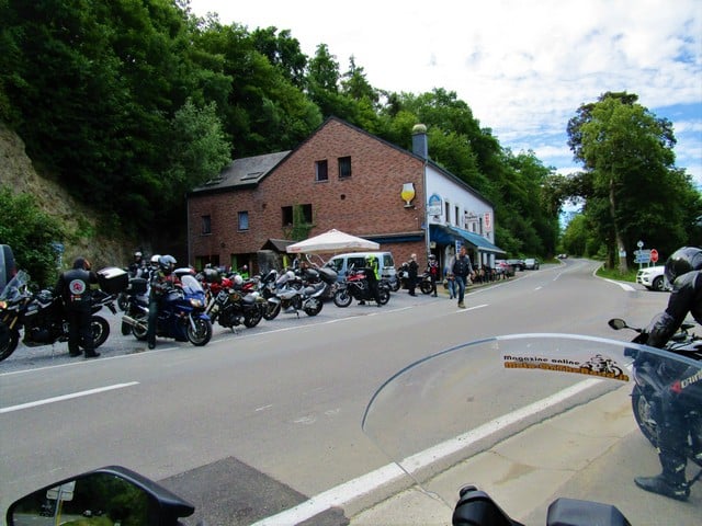 Vallonia in moto: raduno di moto appena fuori Durbuy. Tantissime le moto che godono di questa bellissima parte d'Europa, incredibilmente, prima dell'uscita di questo reportage, sconosciuto ai motociclisti italiani.