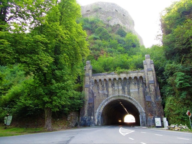 Vallonia in moto: la porta di ingresso della ittà di Bouillon, si apre su un tunnel che passa sotto il castello.