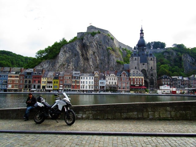 Vallonia in moto: Dinant e il suo lungo Mosa, fiume navigabile che consente da sempre trasporti agevoli per una buona fetta di questa parte di Europa, cuore pulsante di Dinant. Quì vediamo la rocca che ospita, in alto, la cittadella e la cattedrale.