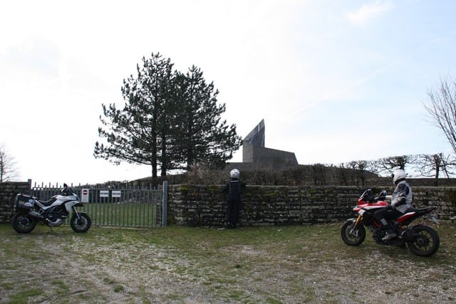 Il cimitero tedesco nei pressi del Passo della Futa. Consigliamo la visita, anche se durante la nostra gita, come si può vedere, abbiamo trovato chiuso