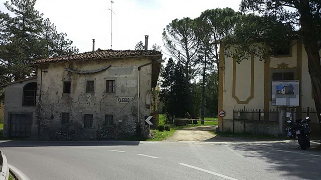 il celeberrimo dente di balena che abbellisce una facciata di una casa colonica della fattoria di Cafaggiolo