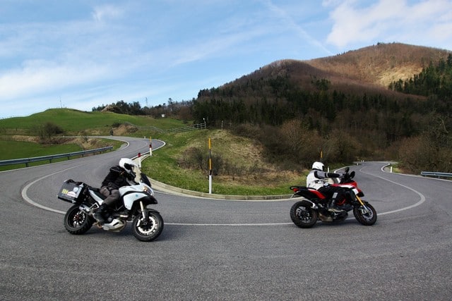 le bellissime curve sotto il Passo del Giogo dal lato di Firenzuola. Nel nostra racconto abbiamo utilizzato due bellissime Ducati Multistrada 1200, di cui una Pikes Peak e l'altra in configurazione turistica con tanto di borse, a simboleggiare la natura ambivalente del racconto, a tema gas&turismo