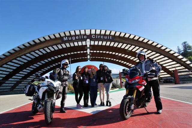 Una piccola deviazione rispetto al tracciato del circuito stradale ce la siamo meritati. E se siete stati bravi alla fine del giro potreste trovare l'accoglienza che abbiamo avuto noi! ad accoglierci, le hostess del paddock del circuito del Mugello, quello vero!