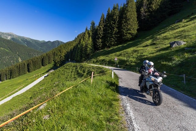 L'inviata di Moto-Ontheroad e il suo rider