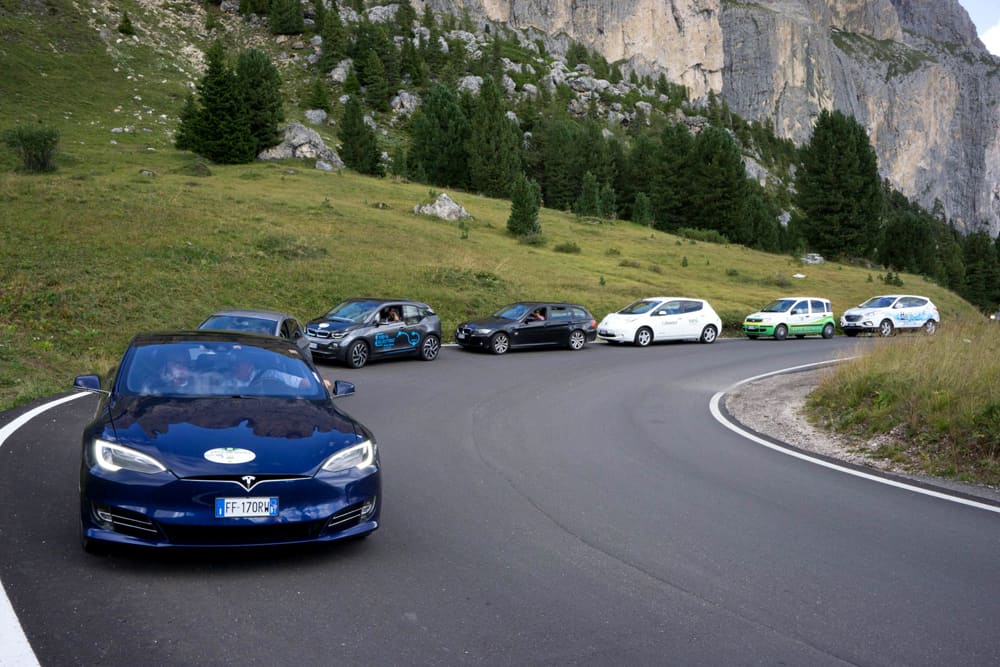 Un gruppo di auto a propulsione elettrica alla Ecodolomites. Foto Heinz Innerhofer