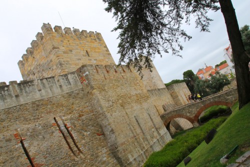 Il "Castelo de São Jorge" che domina il quartiere Alfama