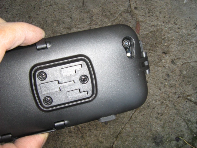 La custodia consente l'uso della fotocamera e della telecamera interna al dispositivo, permettendo anche riprese "on board"