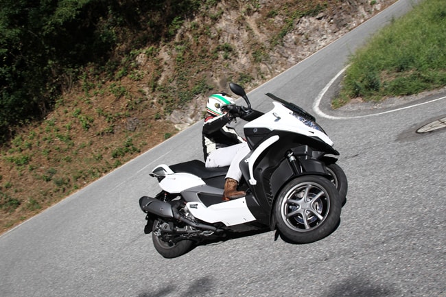 Il direttore di Moto On The Road alla guida di Quadro S che ha giudicato divertente e sicuro, anche nelle pieghe più estreme