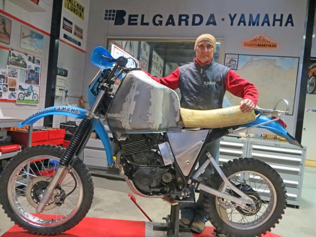 Angelo Caprotti, con la replica della Yamaha 570 di Merel alla Parigi-Dakar del 1982