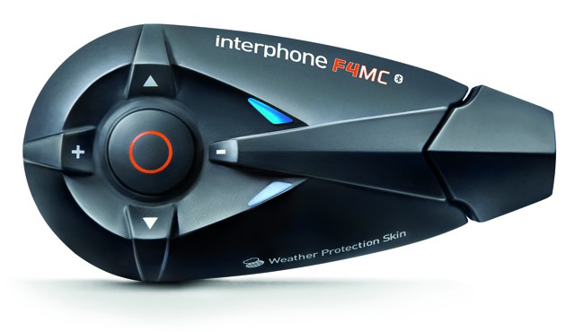 Interphone by Cellular Line INTERPHONEF4MC, arricchito di molte nuove funzionalità è dedicato al motociclista che vuole comunicare a distanza con altro motociclista ma senza rinunciare ad altre funzioni smart.