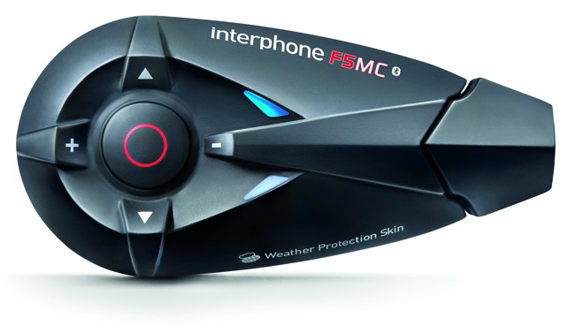 Interphone by Cellular Line INTERPHONEF5MC, per il motociclista evoluto tecnologicamente che vuole comunicare in gruppo e a lungo raggio, fino a 4 utenti in full-duplex.