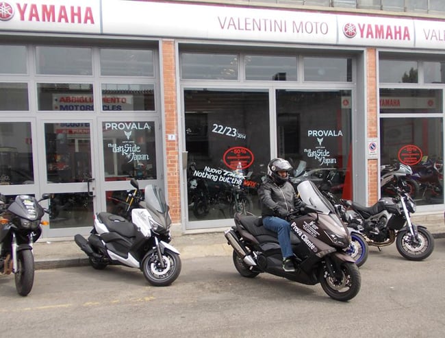 il nostro Peio davanti alla  concessionaria Yamaha Valentini Moto di Alessandria