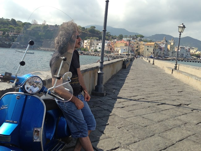 Ischia noleggiando una moto o uno scooter Il pontile che congiunge lo scoglio del Castello Aragonese  alla città