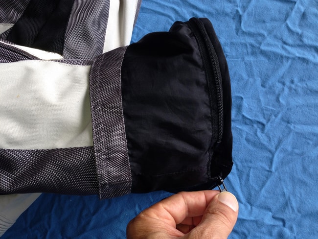 La membrana antipioggia e l'imobottitura si agganciano con questo sistema sia sulla giacca sia sui pantaloni: delle comode cerniere. 