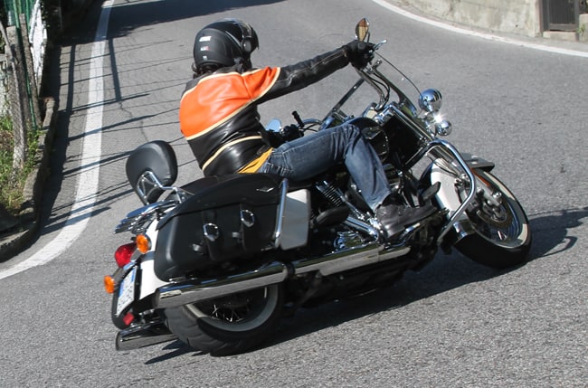 Non semplice da guidare sui tornanti la Harley Davidson Road King Classic