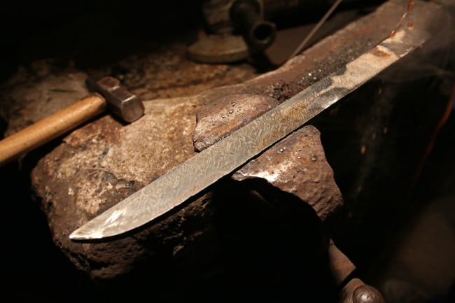 Una lama di Acciaio Damasco in lavorazione. Si può notare la trama tipica di questo tipo di acciao ottenuto con l'unione di più lamine metalliche.