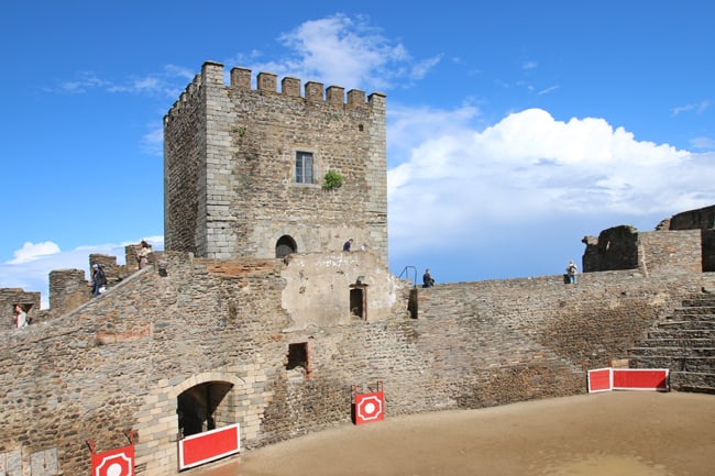 Il castello di Monsaraz ha al suo interno uno spazio spesso dedicato alle corride