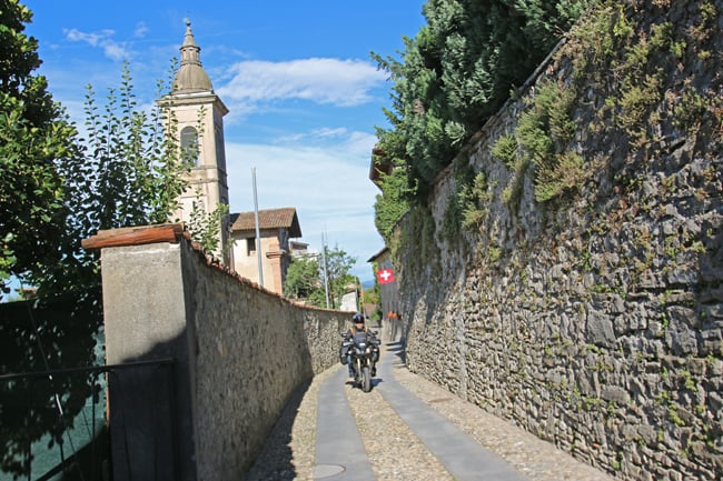 Non troppo dissimile dai luoghi della Lombardia, il Canton Ticino in moto offre scorci di familiare architettura