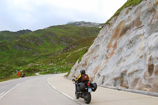 Canton Ticino in moto – con una scoperta da 007 .  Pochi chilometri al Passo del San Gottardo.