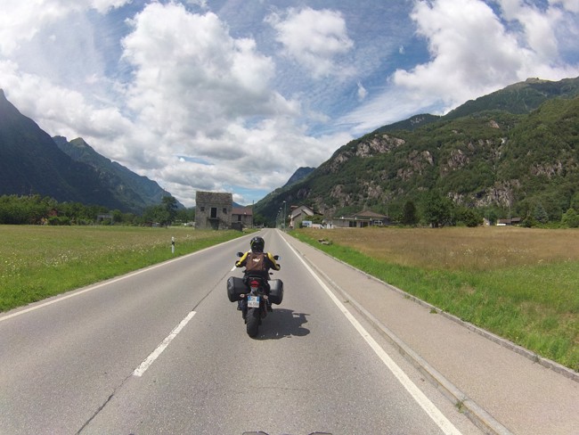 Canton Ticino in moto – con una scoperta da 007 . On The Road.