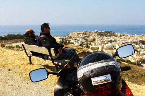 Cinque mete e diversi raduni per il mototurismo invernale. Creta, vista su Rethytmno