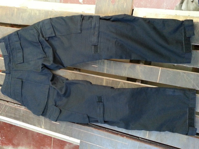 I pantaloni Motto Ramblert hanno un look militaresco: grossi tasconi e colore neutro