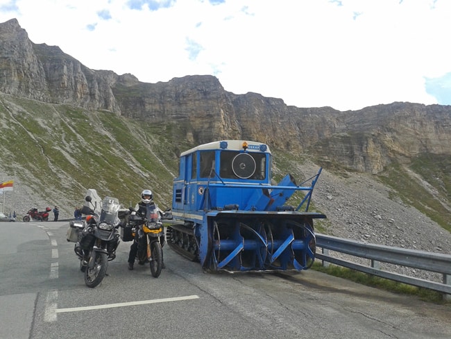Fusch/Dobbiaco, 3° tappa delle strade alpine per moto. Antico macchinario parcheggiato a Punta Hoctor