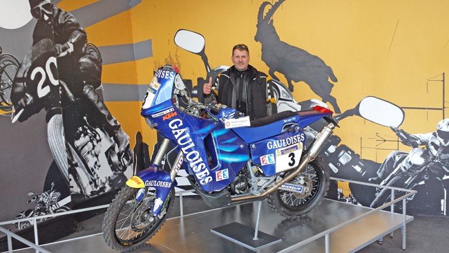 Il nostro Norberto Ronchi posa con una moto del museo