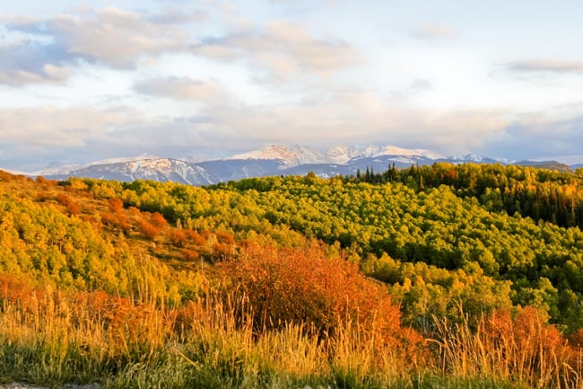 Fall Foliage in Colorado, con le 5 strade panoramiche. A high-mountain sunset adds to fall color near Edwards