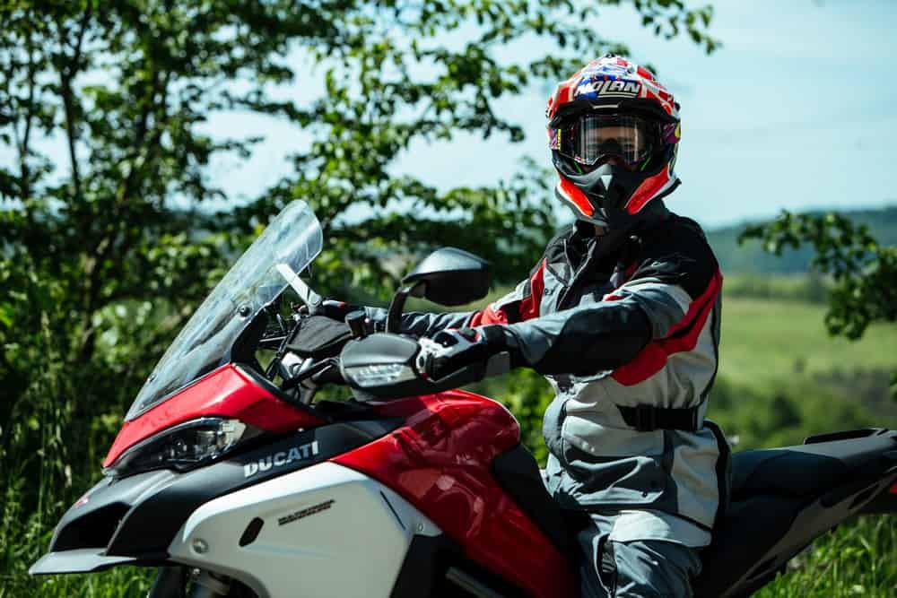 Casey Stoner in sella alla Ducati Multistrada Enduro
