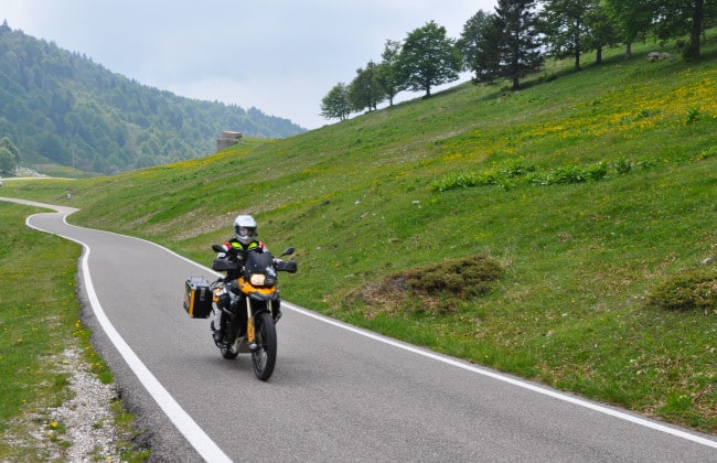 In motocicletta sui passi delle Dolomiti - salendo da caprino veronese verso il monte baldo