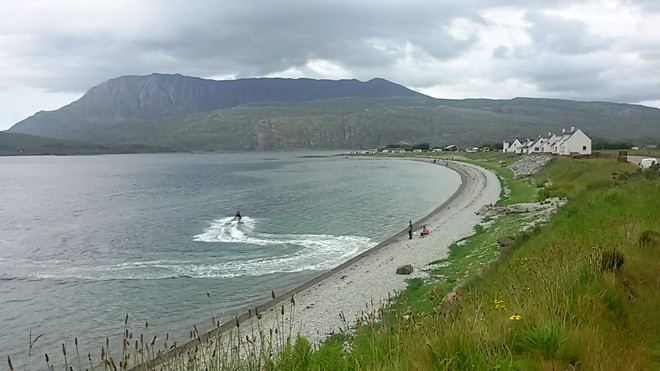 Scozia in moto, in moto d'acqua in vicinanza di una spiaggia di sassi vicino a Ullapool