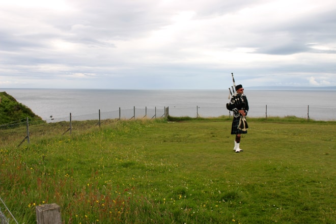 Scozia in moto, l'immancabile suonatore di cornamusa nei pressi della Kilt rock
