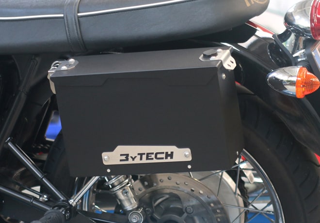 Le Smart Tank MyTech sono le uniche borse in metallo per la Triumph Bonneville e ben si raccordano con le linee classiche di questa moto 