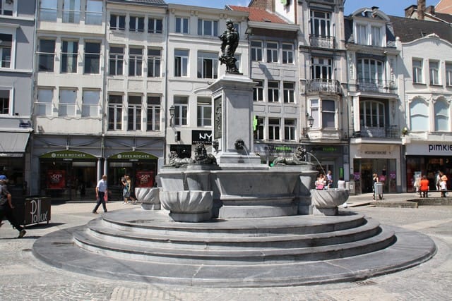 Vallonia in moto; Liegi. Fontana nel tipico marmo nero del Belgio, onnipresente