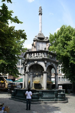 Vallonia in moto: Liegi, la fontana costruita nel punto che veniva usato per annunciare i proclami pubblici, poi pulpito di piazza per chi voleva esprimere una denuncia pubblica.