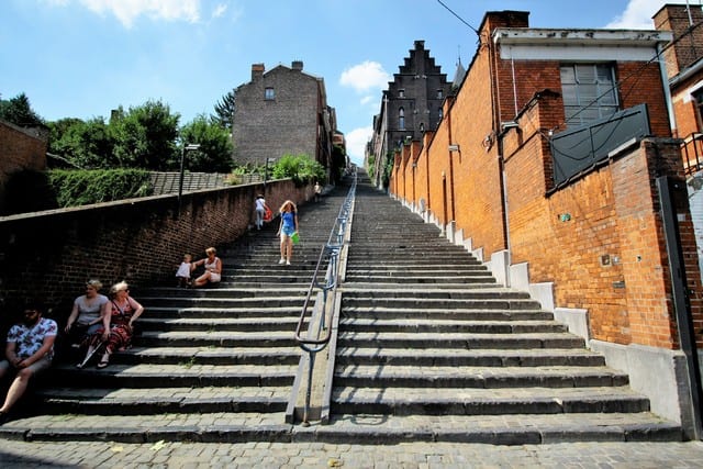 Vallonia in moto, Liegi. la scalinata che porta alla cittadella, anticamente usata dalle guardie del principe-vescovo per scendere in città durante la libera uscita.
