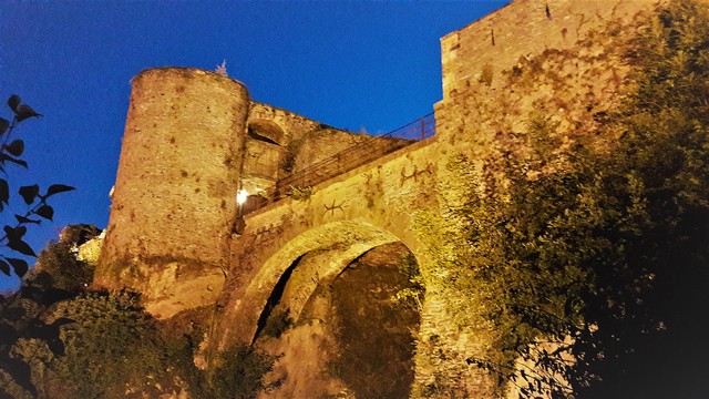 Vallonia in moto: il castello di Bouillon, uno dei ponti nella magia dell'illuminazione serale.