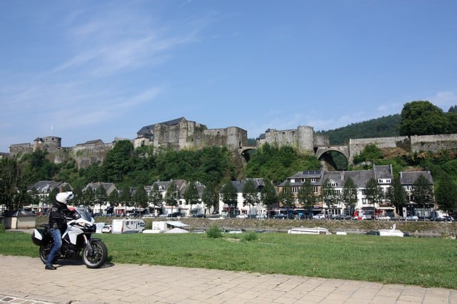 Vallonia in moto: il castello di Bouillon, eretto su tre distinti speroni rocciosi che dominano la città uniti da ponti levatoi.