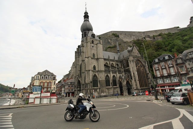 Vallonia in moto: Dinant, la cattedrale di Notre Dame